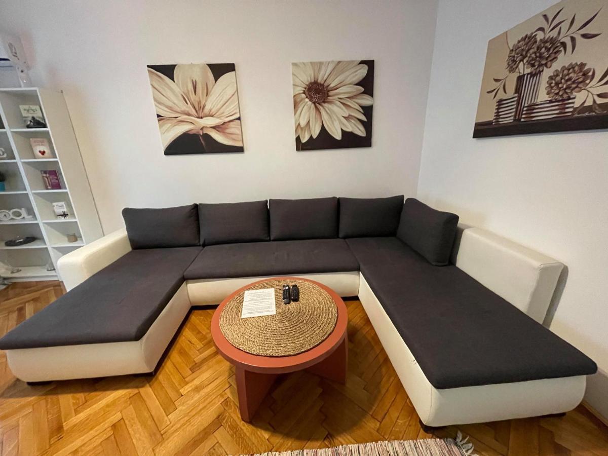 Appartamento Interbellic Flat Bucarest Esterno foto
